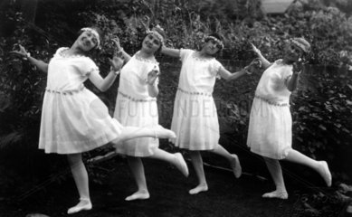 Vier tanzende Frauen