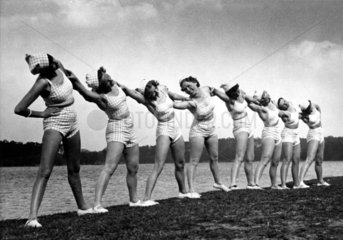 Frauen machen Gymnastik am Strand  1930