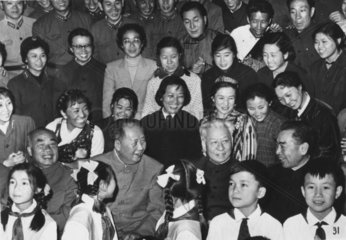Chinesen auf einer Versammlung  Mao