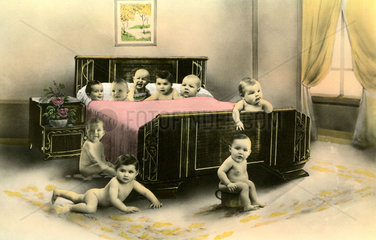 Neun Babys in einem Bett