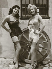 zwei Frauen in Strapsen posieren