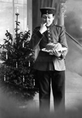 Mann mit Kuchen und Weihnachtsbaum