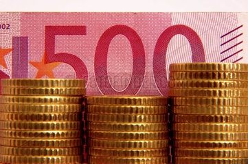 500 Euro Schein und Muenzen