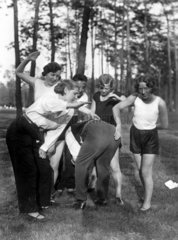 Vier Frauen verpruegeln einen Mann 1920