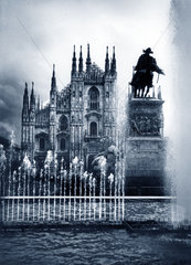 Italien - Reiterstatue und Springbrunnen vor Dom zu Mailand
