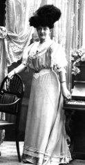 Frau in weissem Kleid ca. 1900