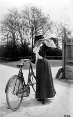 Frau Fahrrad langes Kleid Hut