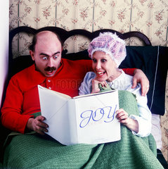 Mann und Frau lesen Buch