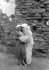 Eisbaer umarmt Frau mit Hut