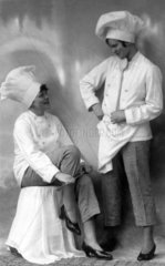 zwei Koechinnen in traditioneller Arbeitskleidung