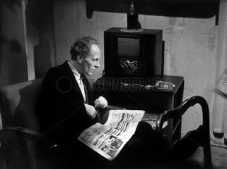 Mann liest Zeitung (Gert Froebe 1946)
