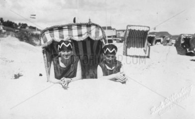Zwei Frauen am Strand in Ruegen