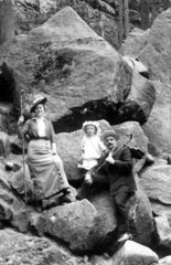 Ehepaar mit 1 Kind beim Wandern  1910
