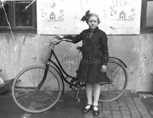 Junges Maedchen mit Fahrrad