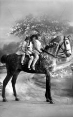 drei Kinder auf Pferd