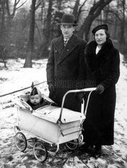 Ehepaar mit Baby im Kinderwagen