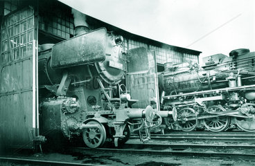 Dampfklokomotiven im Lokstall