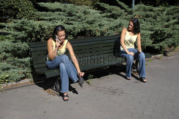 Zwillinge auf einer Parkbank