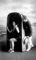 Paar flirtet am Strand 1920