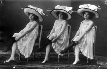 Drei Frauen mit grossen Hueten  1910