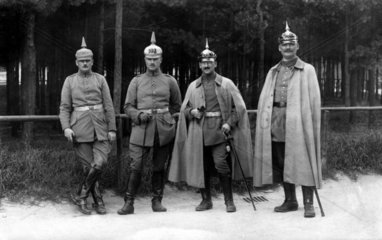 Oberleutnat und drei Leutnant 1915