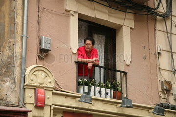 spanische Frau schaut aus dem Fenster - Jakobsweg - Camino de Santiago