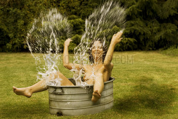 Frau badet im Freien