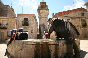 Pilger macht Pause an einem Brunnen - Jakobsweg - Camino de Santiago
