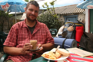 Pilger macht Kaffeepause am Jakobsweg - Camino de Santiago