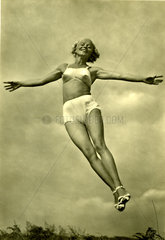 Frau im Bikini in der Luft
