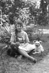 Junge Frau mit Hunden