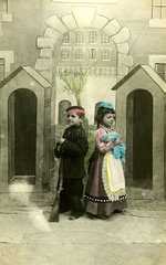 2 Kinder verkleidet  1920