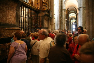 Menschen draengen sich in einer Kirche auf dem Jakobsweg - Camino de Santiago