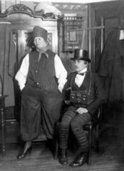 Paar verkleidet fuer Maskenball  1910