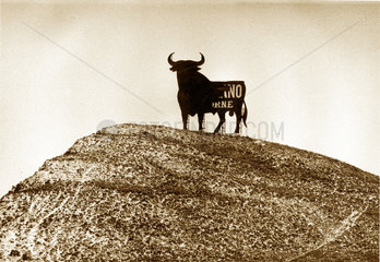 Spanien - Schild geformt wie ein Stier in der spanischen Landschaft