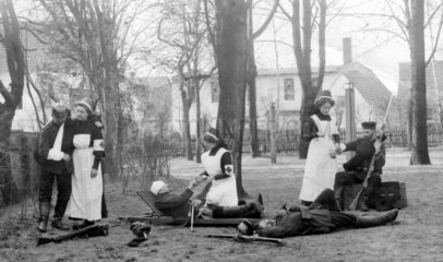 Krankenschwester verarzten Verletze  1900