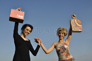 zwei Frauen mit Einkaufstueten