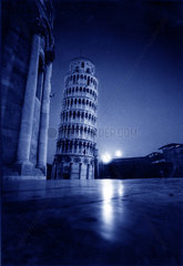 Italien - der schiefe Turm zu Pisa bei Nacht