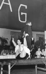 Clown und Frau tanzen vor Publikum