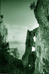 Itlalien - Capri   Blick durch Felsen aufs Meer