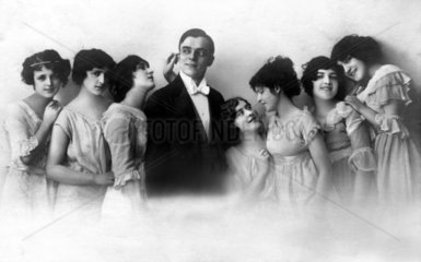 junger Herr in einer Reihe mit sieben jungen Frauen