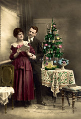 Paar Weihnachten Baum Buch