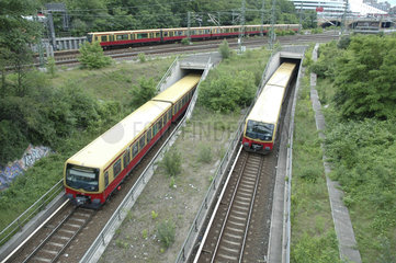 S-Bahnen kommen aus Tunnel und kreuzen sich mit anderer Linie