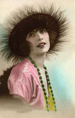 Frauenportraet mit modischem Hut