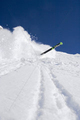 Skifahrer stuerzt unf loest Lawine aus