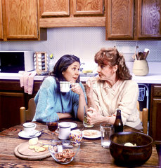 Zwei Frauen essen in der Kueche