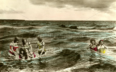 7 Frauen im Meer Gewitter