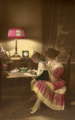 1910  Mutter mit Kind uebt schreiben