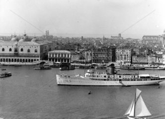 Schiff am Hafen von Venedig