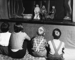 Kinder schauen Puppentheater